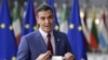 El presidente del Gobierno de España, Pedro Sánchez, se quita la mascarilla durante evento en Bruselas el 21 de octubre de 2021.