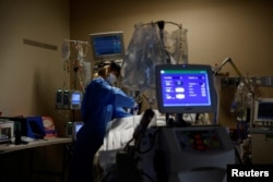 Arhhiva - Medicinsko osoblje zbrinjava pacijenta obolelog od Kovida 19, u Jedinici intenzivne nege u Providens mišn bolnici u Mišn Vijejhu,, Kalifornija, 25. januara 2022.