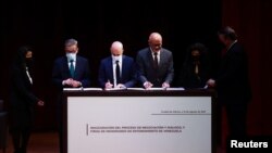 Representantes del Gobierno y la oposición de Venezuela firman un Memorando de Entendimiento para las conversaciones que tuvieron lugar en México el 13 de agosto de 2021.