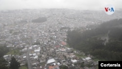 Las lluvias torrenciales del lunes por la noche provocaron la acumulación de agua en un barranco cerca de los barrios obreros de La Gasca y La Comuna, arrojando lodo y piedras sobre las viviendas y afectando el suministro eléctrico. [Foto: cortesía de Municipio de Quito].