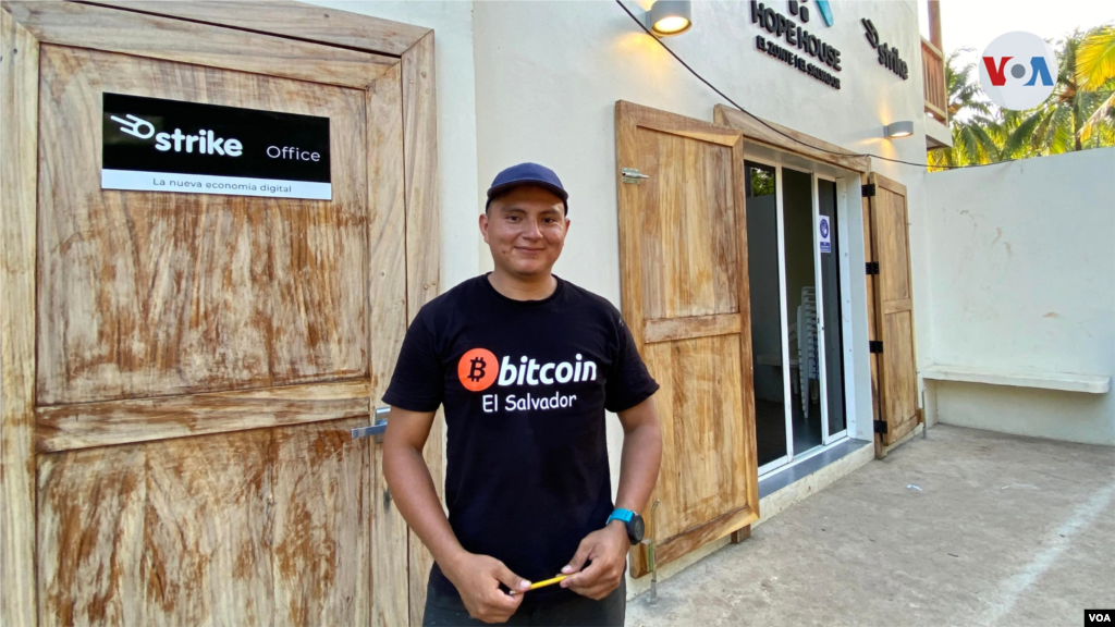 Milton Cabrera trabaja en Hope House, orgulloso porta la camiseta como integrante de la organización que impulsó el bitcóin en El Zonte.