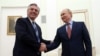 El presidente de Rusia, Vladimir Putin, le da la mano al presidente de Argentina, Alberto Fernández, durante una reunión en Moscú, Rusia, el 3 de febrero de 2022.