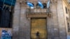 Un músico toca su violín en el centro de Buenos Aires, Argentina, el viernes 28 de enero de 2022. Argentina llegó a un acuerdo con el Fondo Monetario Internacional para refinanciar más de 40.000 millones de dólares en deuda, dijo el viernes pasado el presidente Alberto Fernández.