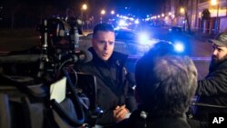 Etienne Doyon, vocero de la policía de Quebec, Canadá, informa sobre un ataque a puñaladas que dejó dos personas muertas y un sospechoso detenido, el domingo 1 de noviembre de 2020.