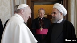 Le pape François salue le président de la République Islamique d’Iran Hassan Rouhani qu’il reçoit pour la première pour la fois au Vatican, 26 janvier 2016. 