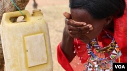 Une femme se lave le visage à Kajiado, au Kenya : la propreté du visage est un moyen de prévenir le trachome.