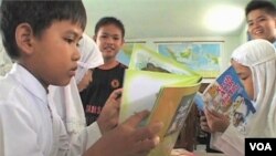 Indoneziyalik bolalar kutubxonaga jon deb keladi.
