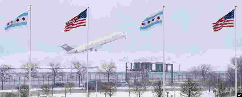 Un avion de JetBlue prend son envol sous la tempête de neige à l'aéroport international O'Hare à Chicago, en Illinois, États-Unis, 13 mars 2017.