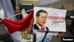 Un seguidor del presidente peruano Alberto Fujimori sostiene una pancarta frente a una prisión, después de que un tribunal superior restableciera el indulto a Fujimori, en Lima, Perú, el 29 de noviembre de 2023.
