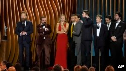 Kenneth Branagh (izquierda) y sus compañeros reciben el premio a mejor elenco en una película por "Oppenheimer", en la 30a entrega anual de los SAG Awards del Sindicato de Actores de la Pantalla, el sábado 24 de febrero de 2024, en el Shrine Auditorium en Los Ángeles.