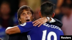 Antonio Conte, l'entraîneur de Chelsea, célèbre une victoire avec Diego Costa, Angleterre, le 15 août 2016.