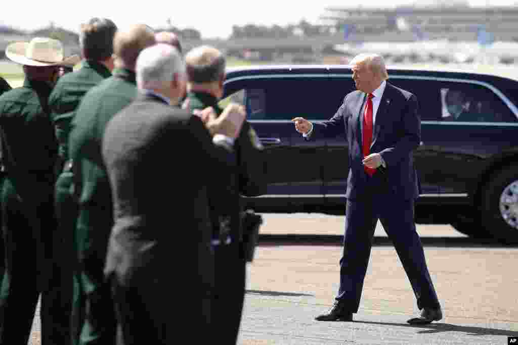 លោកប្រធានាធិបតី Donald Trump បានមកដល់ទីតាំងសម្រាប់ធ្វើយុទ្ធនាការមួយជាមួយមន្រ្តីប៉ូលិសនៅទីក្រុង Tampa រដ្ឋFlorida នៅថ្ងៃសុក្រ ទី៣១ ខែកក្កដា ឆ្នាំ២០២០។ (AP)