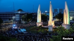 Pengunjuk rasa pro-demokrasi menggunakan ponsel sebagai senter saat mereka menghadiri rapat umum untuk menuntut pemerintah mundur, membubarkan parlemen dan mengadakan pemilihan baru di bawah konstitusi yang direvisi, dekat Monumen Demokrasi di Bangkok, Thailand. (Foto: Reuters)