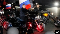 რუსეთის პრეზიდენტი პუტინი და "ღამის მგლების" ლიდერი ზალდოსტანოვი