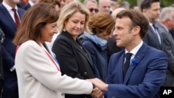 Gradonačelnica Pariza An Idalgo i predsednik Emanuel Makron u Parizu 8. maja 2021 na ceremoniji obeležavanja 77 godina od kraja Drugog svetskog rata. (Foto: AP/Ludovic Marin)