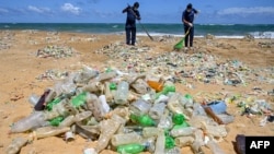 Desechos de plástico llenan una playa de Sri Lanka.