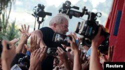 L'ex-président brésilien Luiz Inacio Lula da Silva au milieu de ses sympathisants, avant de se rendre à la prison, au Brésil, le 7 avril 2018.