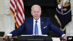 El presidente Joe Biden habla durante una reunión de mesa redonda con directores ejecutivos de empresas de servicios públicos de electricidad en el Comedor de Estado de la Casa Blanca, el miércoles 9 de febrero de 2022, en Washington. 