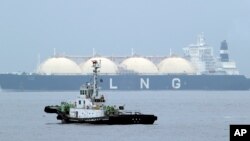 Tanker LNG Al Hamra tiba di pelabuhan di Yokohama, barat daya Tokyo. (Foto: AP)