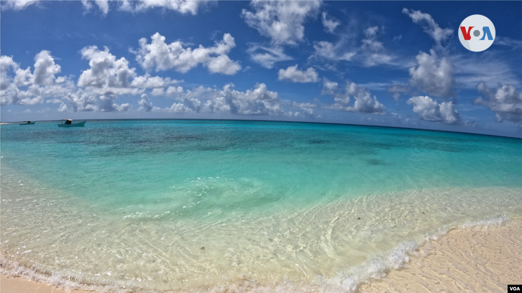 Un boleto aéreo Caracas - Los Roques con la aerolínea estatal venezolana Conviasa cuesta de $245. Imagen de Cayo de Agua. 