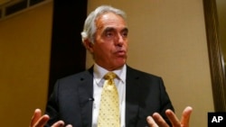 En esta foto tomada el jueves 31 de mayo de 2018, Diego García-Sayan, relator especial de las Naciones Unidas sobre la independencia de jueces y abogados, gesticula durante una entrevista de Associated Press en el distrito financiero de la ciudad de Makati, Filipinas.