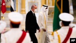 Turkiya Prezidenti Rajab Toyyib Erdog'an Abu Dabi valiahd shahzodasi Shayx Muhammad bin Zayid Al Nahyan bilan, Abu Dabi, BAA, 2022-yil, 14-fevral.
