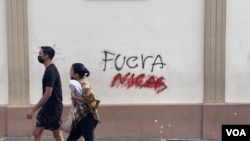 Grafiti cerca del parque La Merced muestra un mensaje xenofóbico contra los nicaragüenses. Foto VOA.