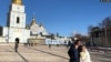 ომის მუქარასთან ერთად, კიევი თითქმის ნორმალურ ცხოვრებას აგრძელებს