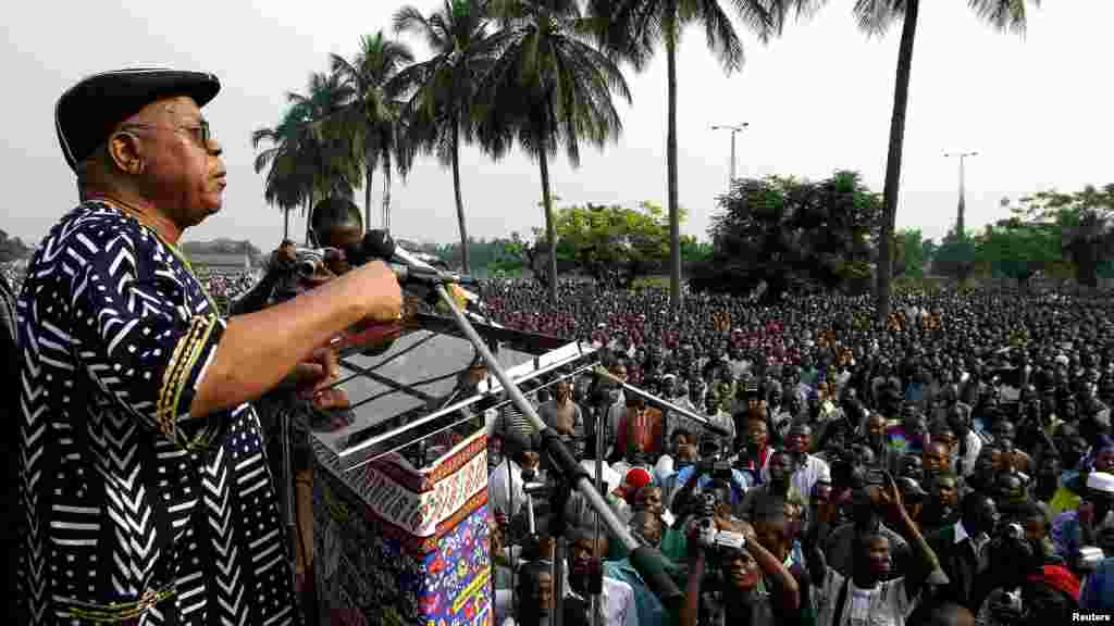 Etienne Tshisekedi, chef de l'UDPS, s'adresse à des milliers de Congolais lors d'un rassemblement à Kinshasa, le 9 juillet 2005.
