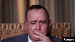 El presidente de Guatemala, Alejandro Giammattei, asiste a una entrevista con Reuters en el Palacio Nacional de la Cultura en Ciudad de Guatemala, el 1 de junio de 2021. 