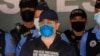 El expresidente de Honduras, Juan Orlando Hernández, observa a las Fuerzas Especiales de la Policía luego de ser detenido por miembros de la Policía Nacional de Honduras en Tegucigalpa, Honduras, el 15 de febrero de 2022.