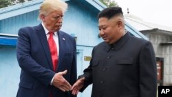 지난 2019년 6월 판문점에서 만난 도널드 트럼프 미국 대통령(왼쪽)과 김정은 북한 국무위원장이 악수하고 있다.
