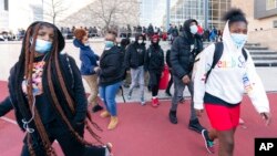 Učenici napuštaju srednju školu Danbar. u Vašingtonu, 8. februara 2022, nakon što je tajna služba odvela supruga potpredsednice SAD Kamale Haris, Daga Emhofa, iz škole zbog pretnje bombom koja je stigla dok je on bio u poseti školi u okviru Meseca crnačke istorije.
