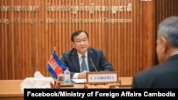 លោក ប្រាក់ សុខុន រដ្ឋមន្ត្រី​ការបរទេស​កម្ពុជា ក្នុង​ជំនួប​​ជាមួយ​លោក​ Vivian Balakrishnan រដ្ឋមន្ត្រី​ការបរទេស​សិង្ហបុរី នៅ​រាជធានី​ភ្នំពេញ​កាល​ពី​ថ្ងៃ​ទី​១៥ ខែ​កុម្ភៈ ឆ្នាំ​២០២២។ (ហ្វេសប៊ុក/ក្រសួង​ការបរទេស​កម្ពុជា)