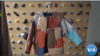 Salah satu karya Nicole McLaughlin, jaket yang terbuat dari kumpulan sarung tangan oven. (VOA)
