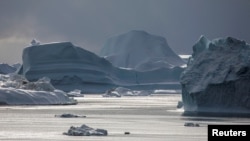 Ledeni bregovi plutaju u zalivu Disko, u blizini Ilulisata, Grenland, 14. septembra 2021.