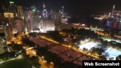 资料照：2016年6月4日十多万港人悼念六四，烛光点亮维多利亚公园。 