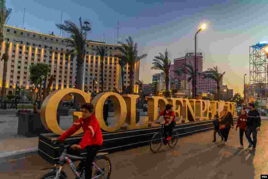 In an event called “The Golden Parade” the Egyptian government transfers 22 mummies to their new resting place, the National Museum for Egyptian Civilization, April 3, 2021. (Hamada Elrasam/VOA)