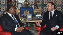 Le président gabonais Ali Bongo, à gauche, et le roi marocain Mohammed VL lors d'une visite officielle, au Palais royal, à Marrakech, le 27 décembre 2011.