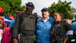 Des policiers se font photographier avec le président Daniel Ortega, à Masaya, au Nicaragua, le 13 juillet 2018.