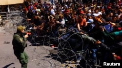 Migranti sprečeni u pokušaju da uđu iz Meksika u SAD (Foto: REUTERS/Jose Luis Gonzalez)  