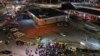 ARCHIVO - Personas participan en la vigilia por las víctimas de un incendio en un centro de detención de migrantes en el que murieron 40 personas, a las afueras del centro migrante en Ciudad Juárez, México, el 28 de marzo de 2023.