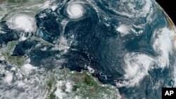 Imagen de satélite muestra cinco ciclones en la cuenca atlántica el 14 de septiembre de 2020. El huracán Sally sobre el golfo de México, el huracán Paulette sobre las Bermudas, la tormenta tropical René y las tormentas Teddy y Vicky.