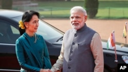 ၂၀၁၆ အောက်တိုဘာ ၁၈ ရက်နေ့တုန်းက နိုင်ငံတော်အတိုင်ပင်ခံနှင့် အိန္ဒိယဝန်ကြီးချုပ်တို့တွေ့ဆုံစဉ် 