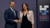 FILE - Menteri Luar Negeri Inggris untuk Sains, Inovasi dan Teknologi Michelle Donelan (kanan), berjabat tangan dengan Menteri Industri dan Sains Australia Ed Husic, setibanya di AI Saftey Summit di Bletchley Park, Milton Keynes, Inggris, Rabu, 1 November 2023. 