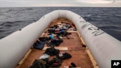 Barang-barang pribadi milik para migran berserakan di perahu karet setelah mereka diselamatkan pekerja penyelamat dari LSM Spanyol Proactiva Open Arms, 60 mil utara Al-Khums, Libya, 18 Februari 2018.