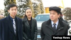 김정일 국방위원장의 이복동생인 김평일(오른쪽)의 2007년 모습. 왼쪽은 아들 인강과 딸 은송.