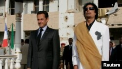 Nicolas Sarkozy et Mouammar Kadhafi devant le palais Bab Azizia de Tripoli, le 25 juillet 2007.