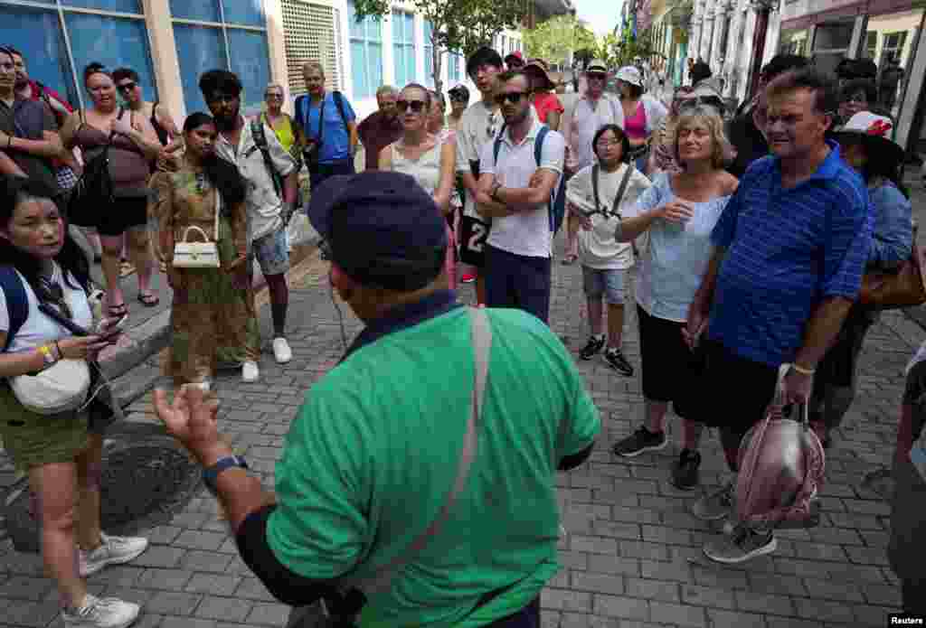 Las llegadas de turistas a la isla disminuyeron por primera vez desde la pandemia de COVID-19, que se declaró en 2020 y provocó el cierre total del país al turismo por al menos unos nueve meses. 
