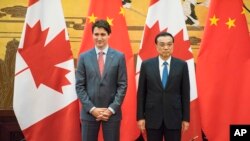 加拿大总理特鲁多与中国总理李克强在北京人大会堂参加一个签字仪式 (2017年12月4日)